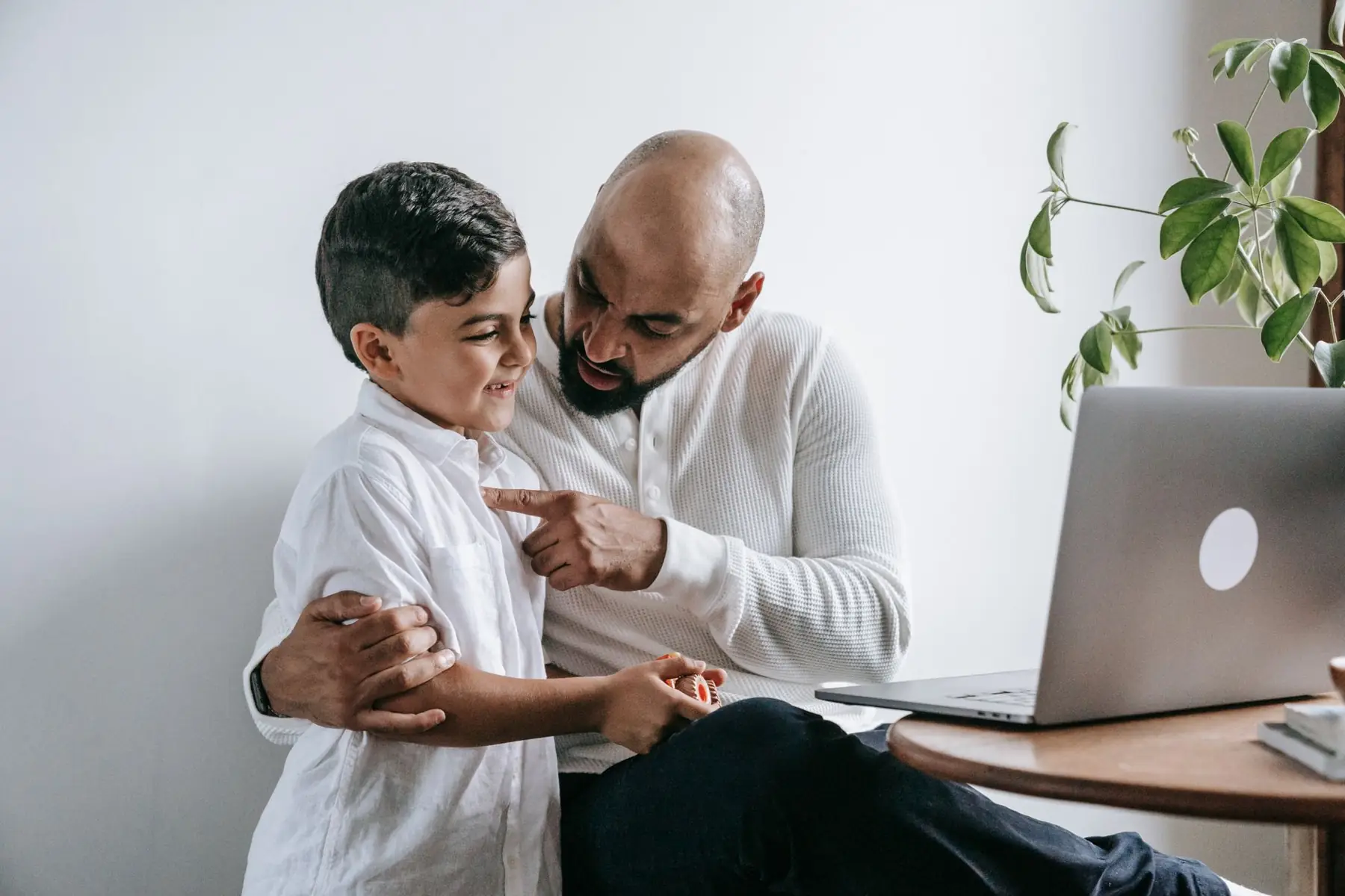 Un papá abraza a su hijo en casa